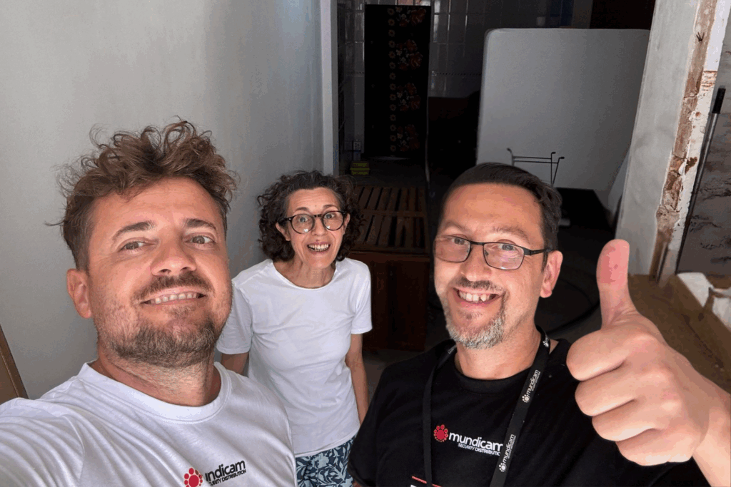 Equipo de MundiCam con Carmen, damnificada por la DANA de Valencia 